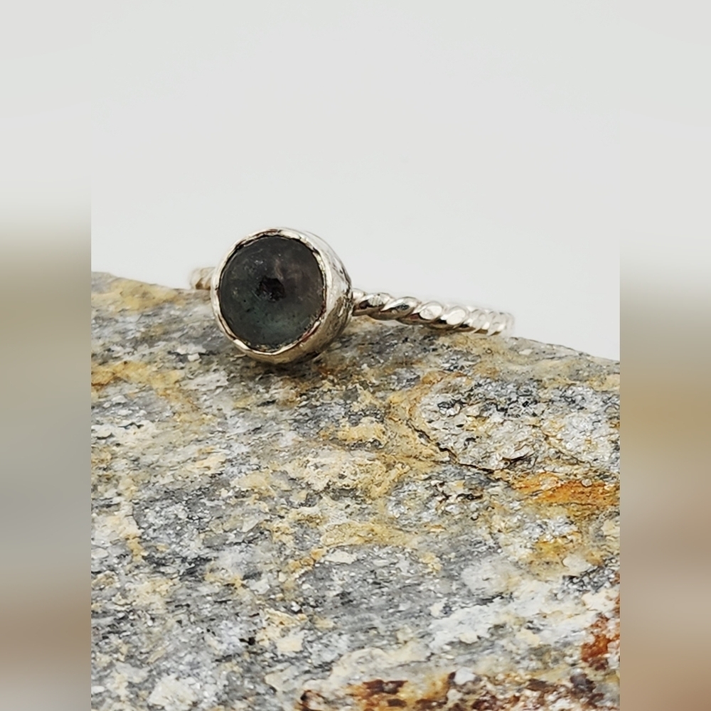 LABRADORITE HANDMADE RING WITH A TWISTED RING BAND UNISEX SIZE 7 - Picture 8 of 9